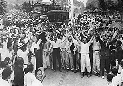 광복절을 대표하는 이미지. 1945년 8월 15일, 마포형무소 앞.
